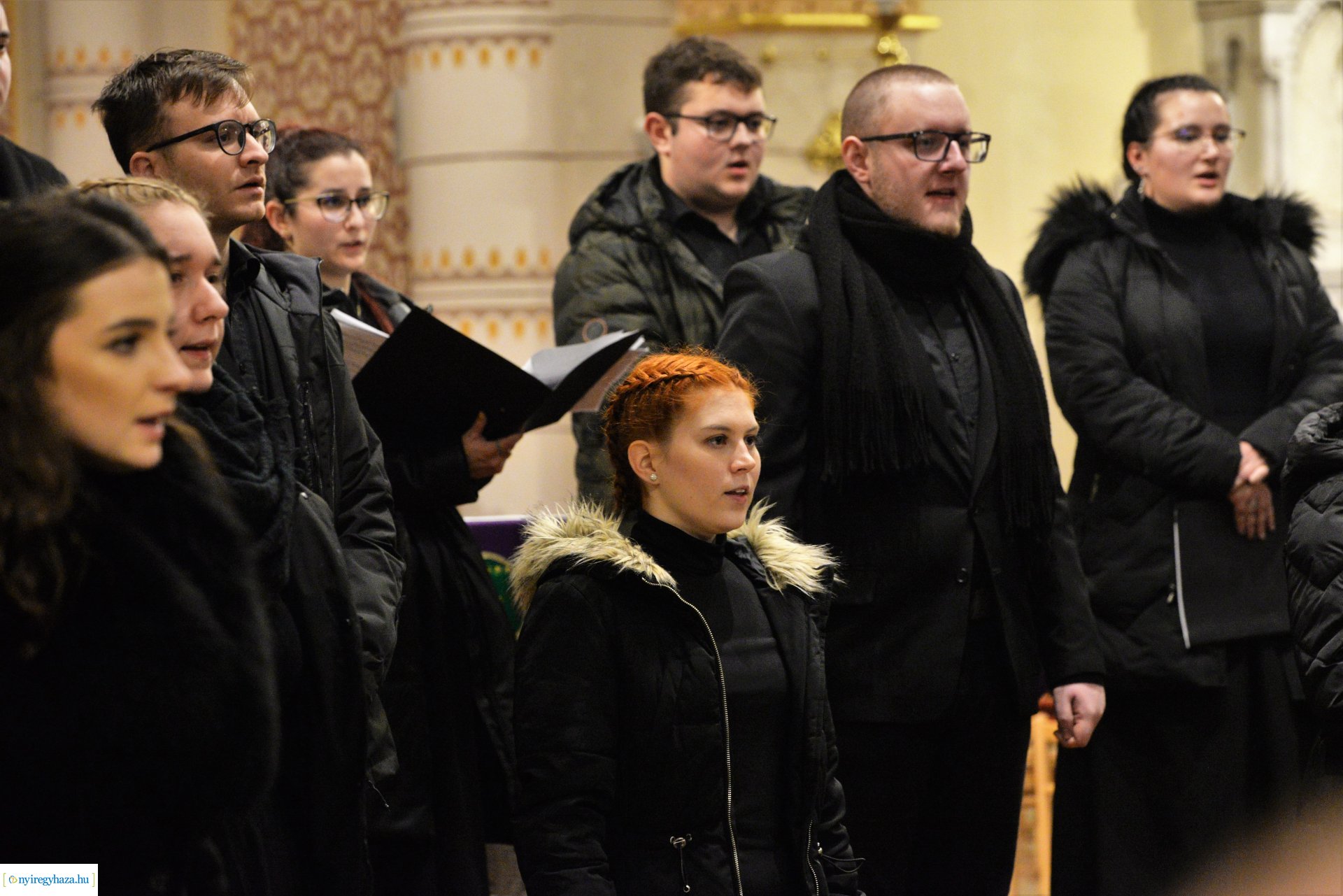 Adventi zenés áhitat