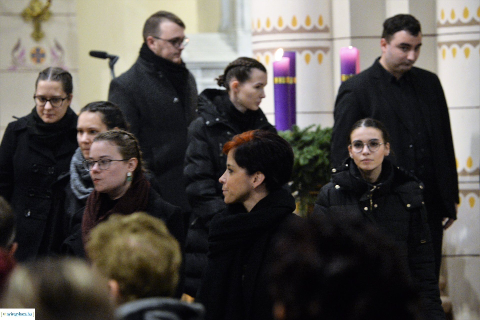 Adventi zenés áhitat