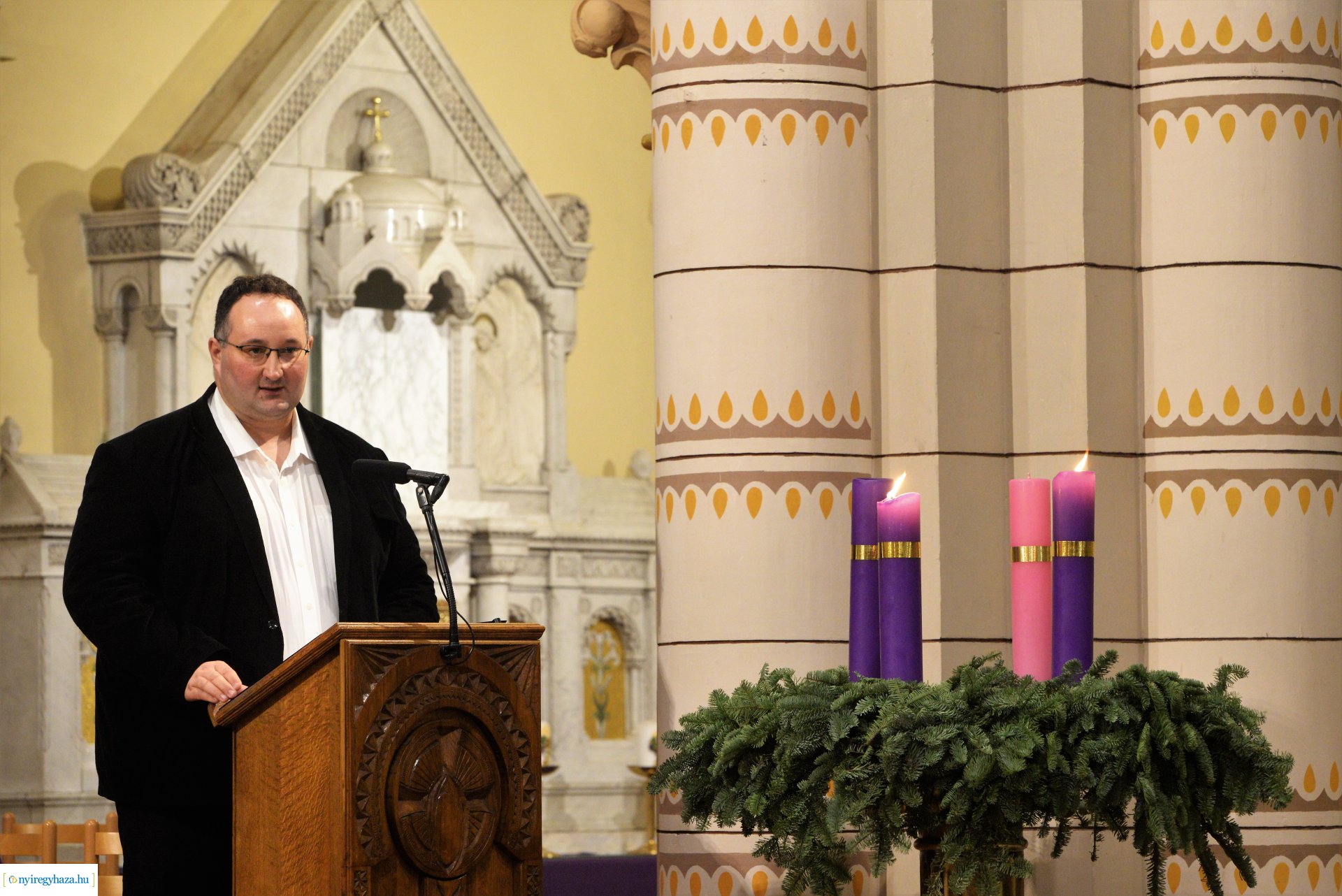 Adventi zenés áhitat