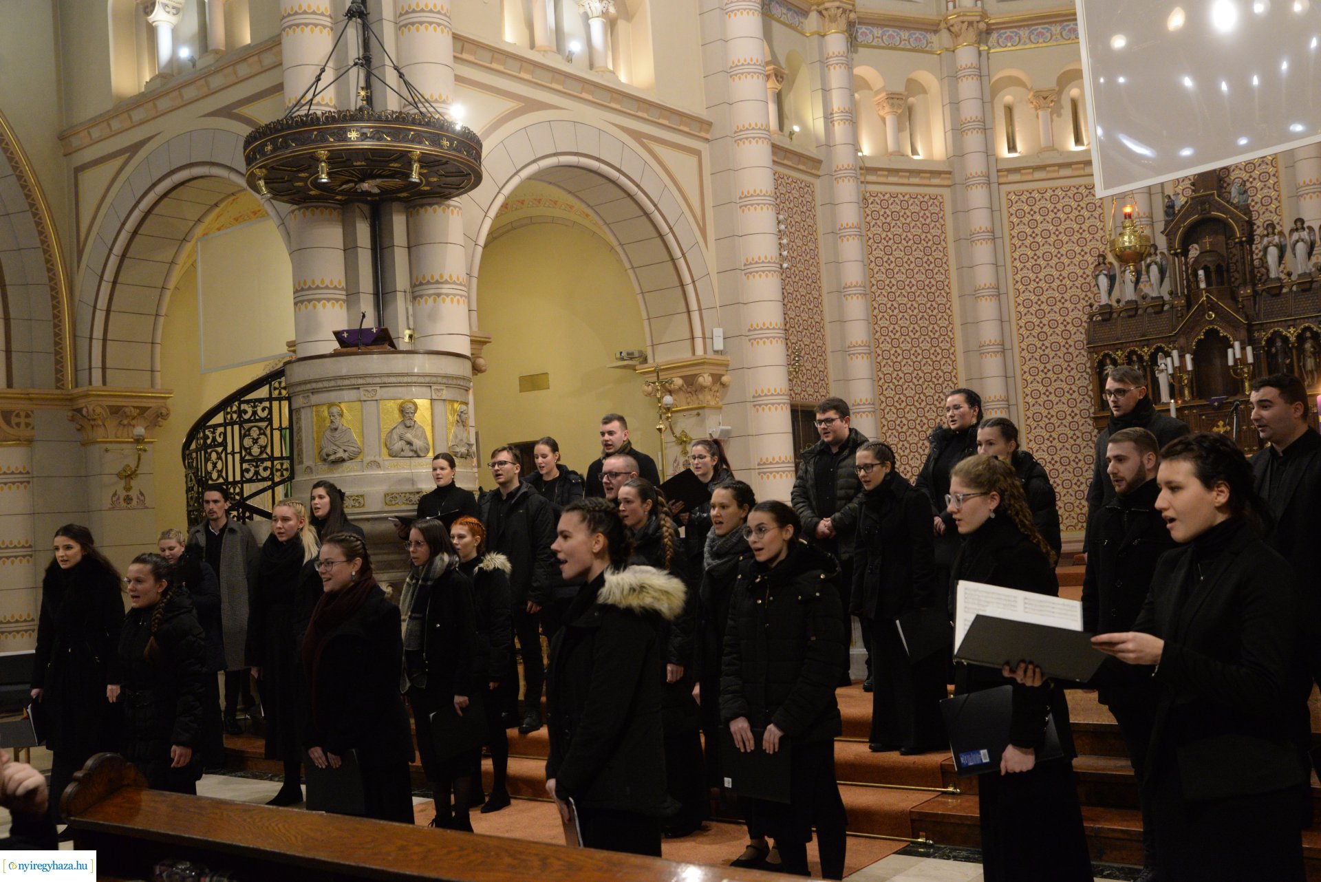 Adventi zenés áhitat