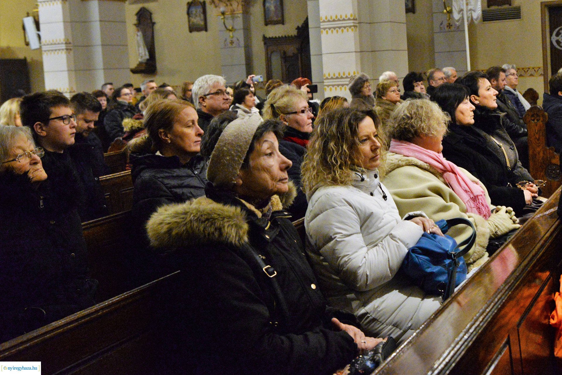 Adventi zenés áhitat