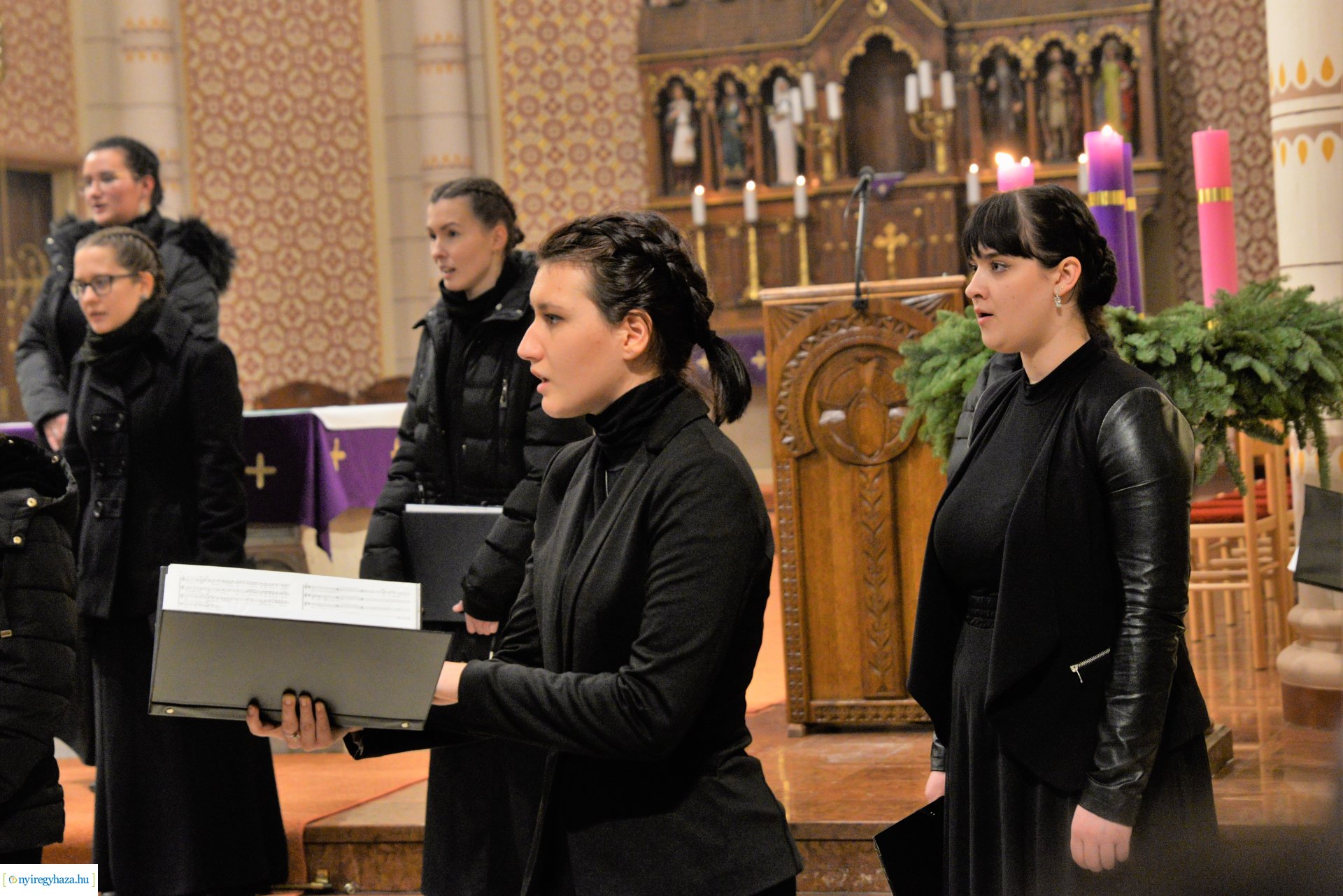 Adventi zenés áhitat