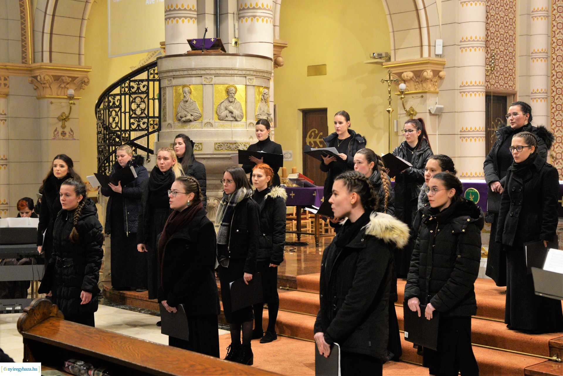 Adventi zenés áhitat