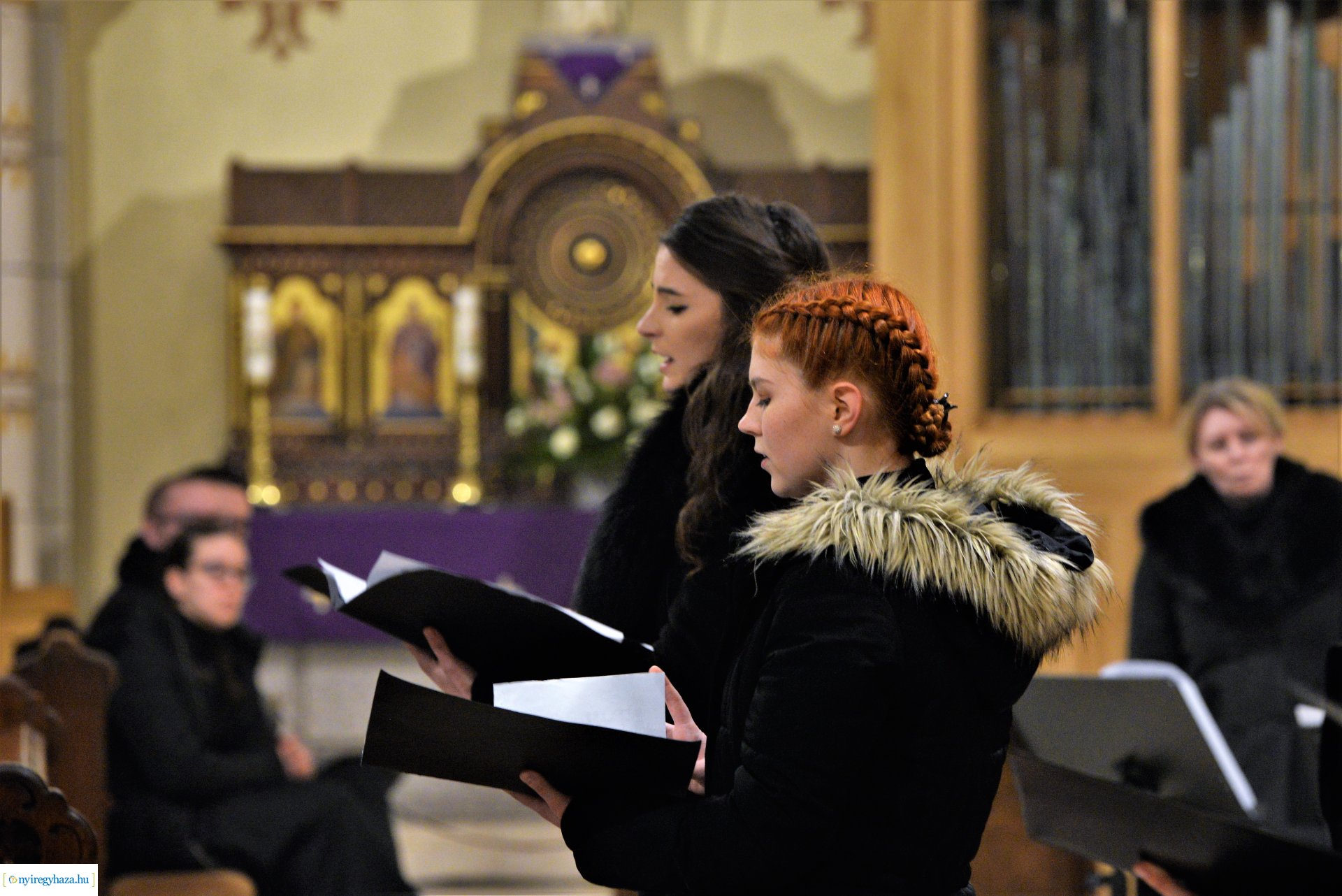 Adventi zenés áhitat