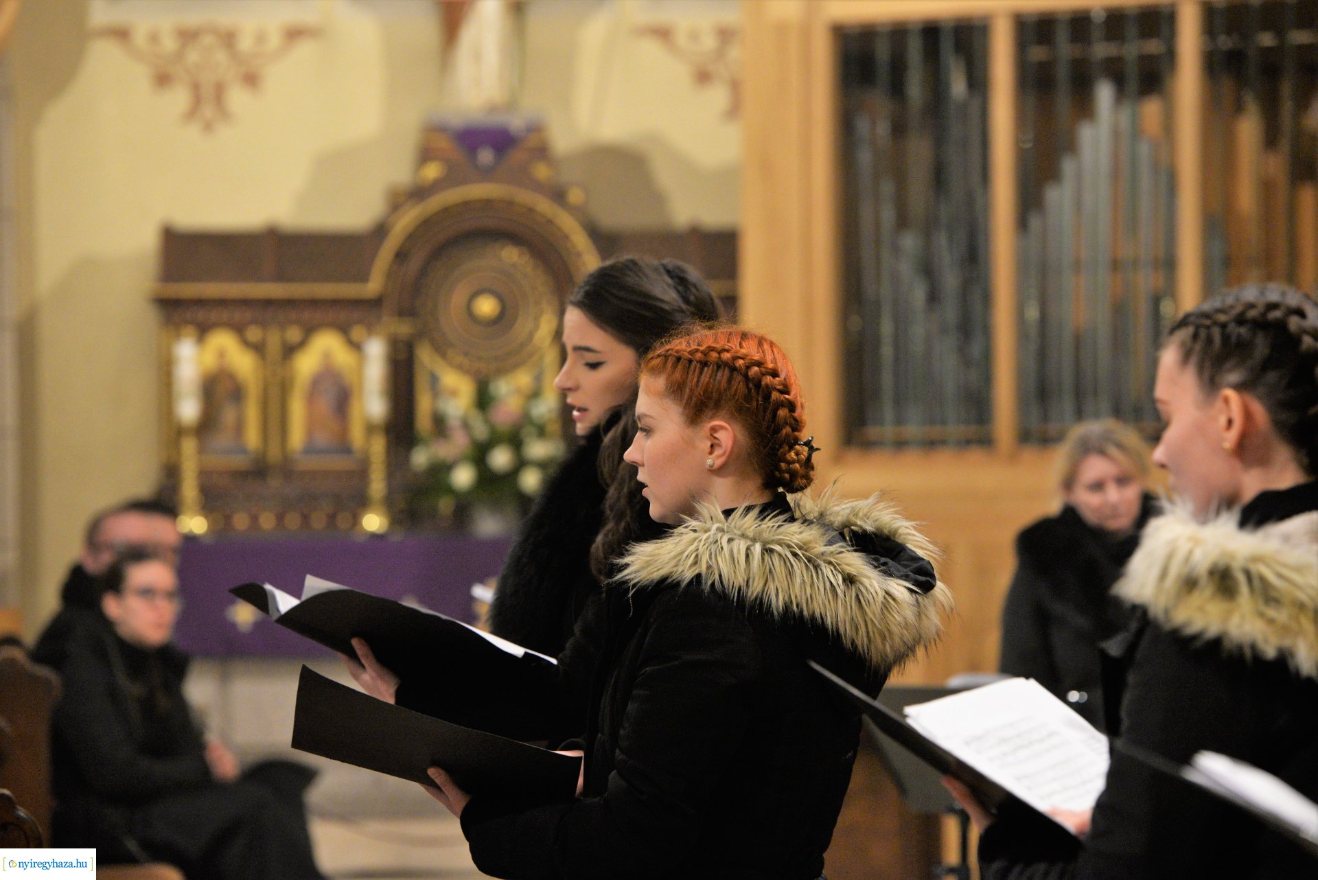 Adventi zenés áhitat