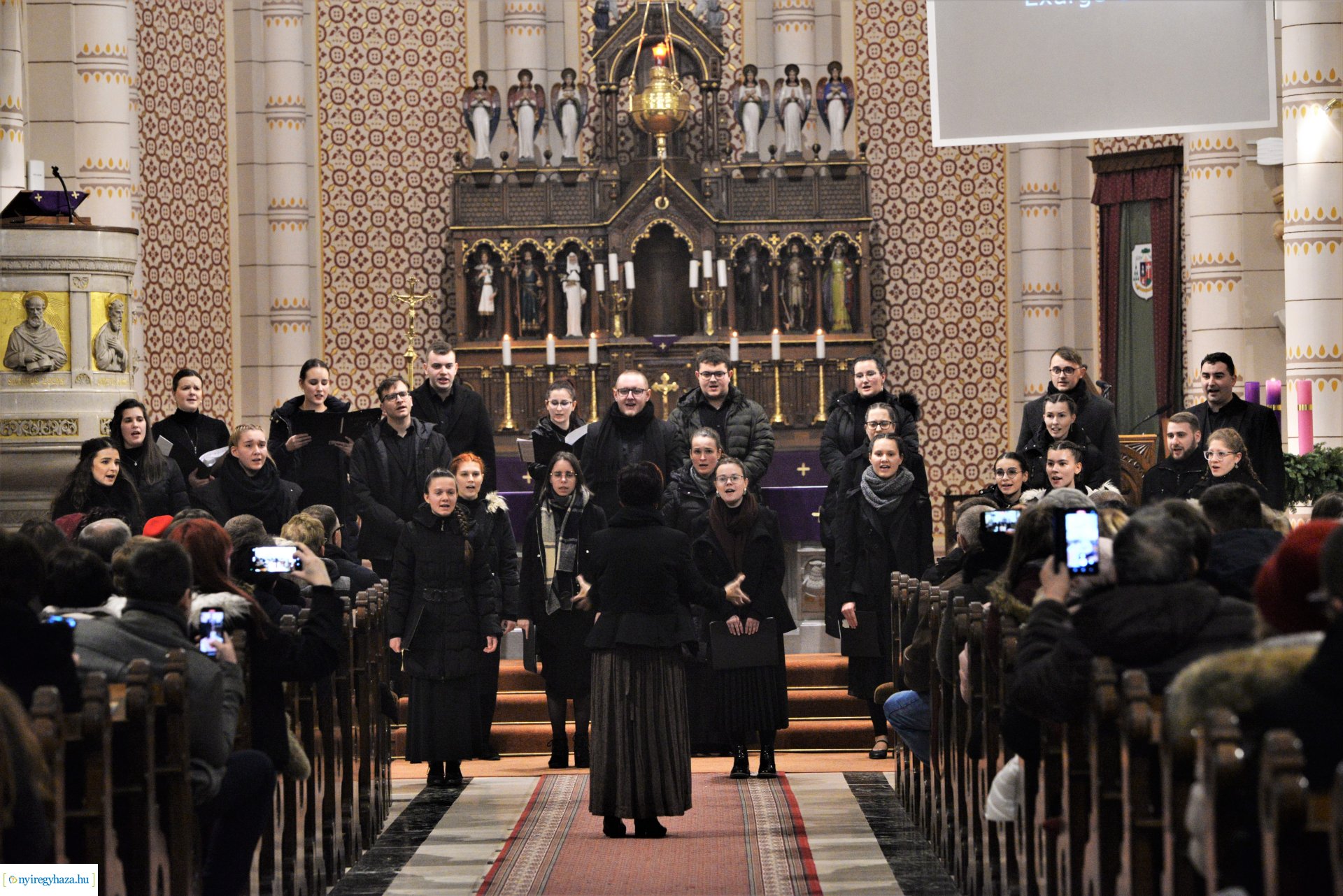 Adventi zenés áhitat