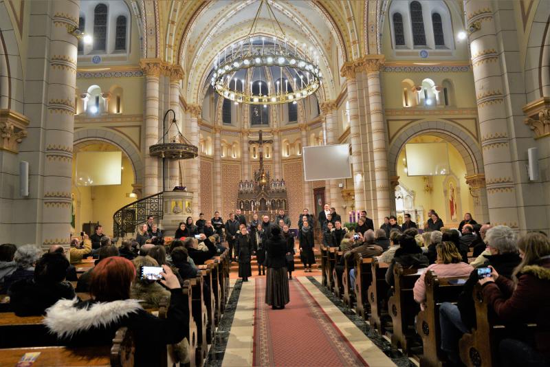 Adventi zenés áhitat