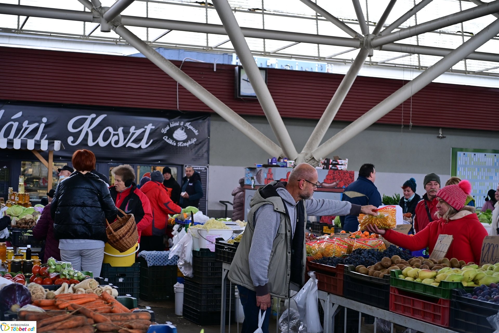 Karácsonyra készülve a Búza téri piacon - 2024