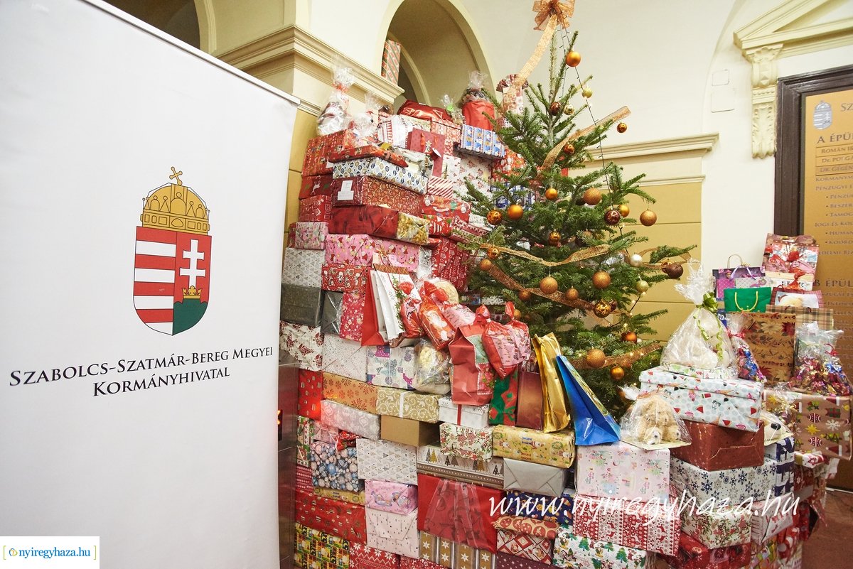 Ajándék átadás a Kormányhivatalnál