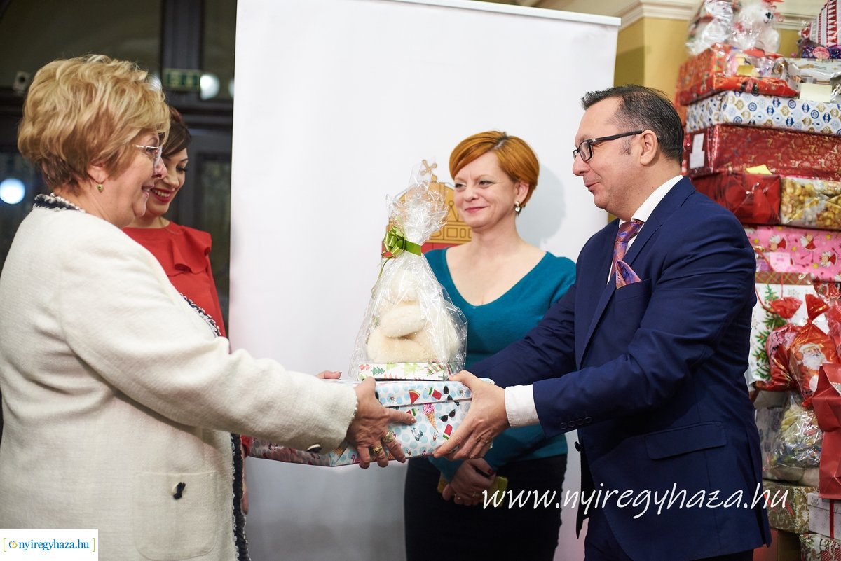 Ajándék átadás a Kormányhivatalnál