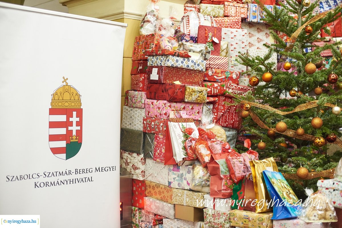 Ajándék átadás a Kormányhivatalnál