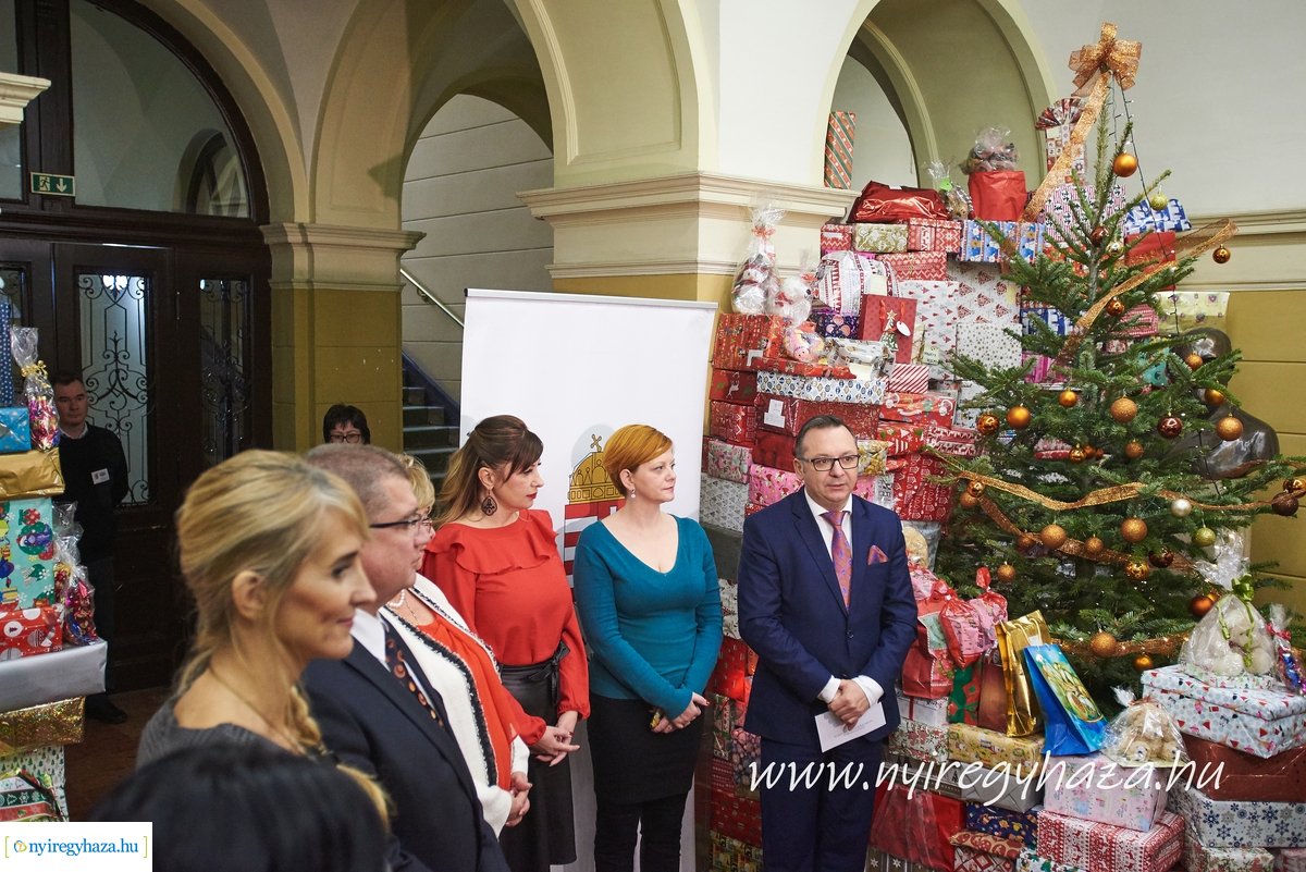Ajándék átadás a Kormányhivatalnál
