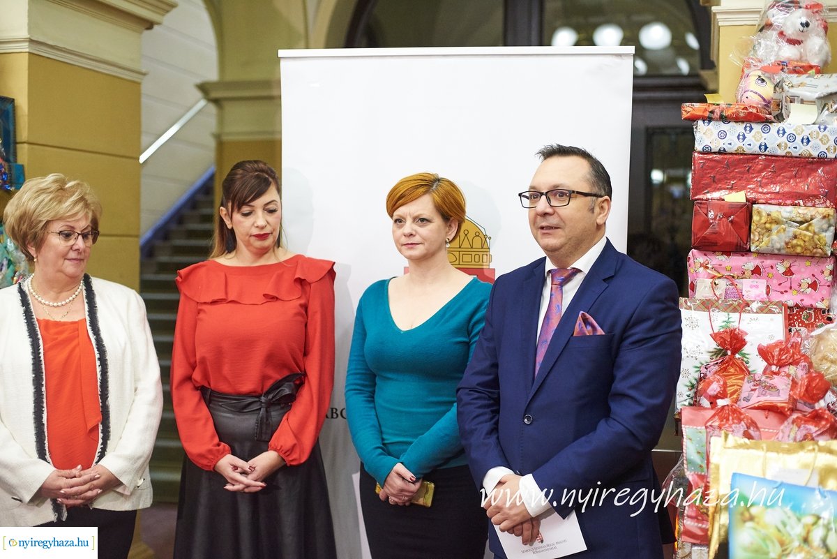 Ajándék átadás a Kormányhivatalnál