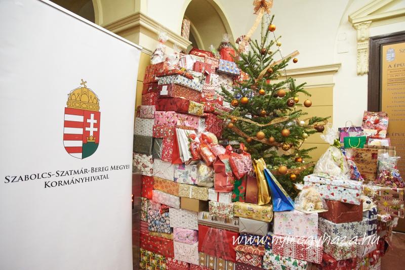 Ajándék átadás a Kormányhivatalnál