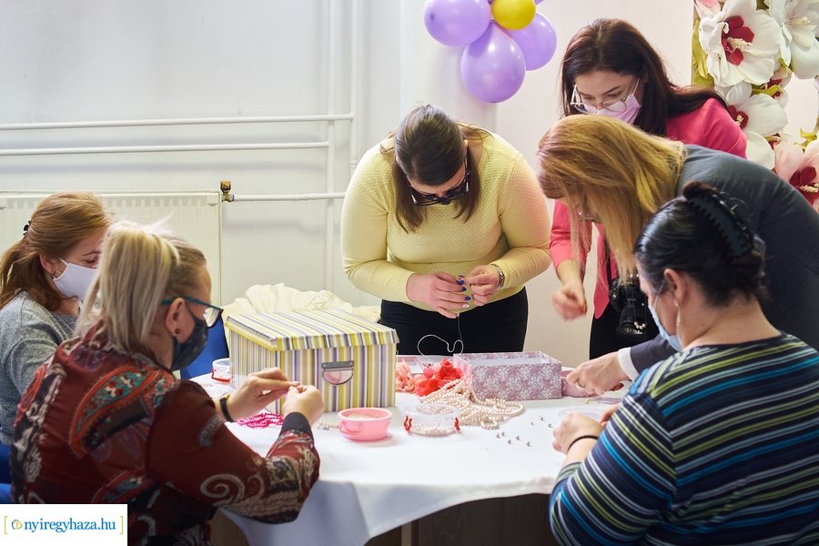 Ajándék gyöngy karkötők
