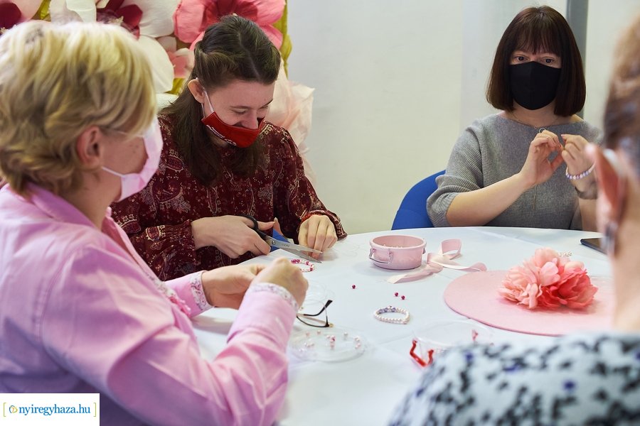 Ajándék gyöngy karkötők