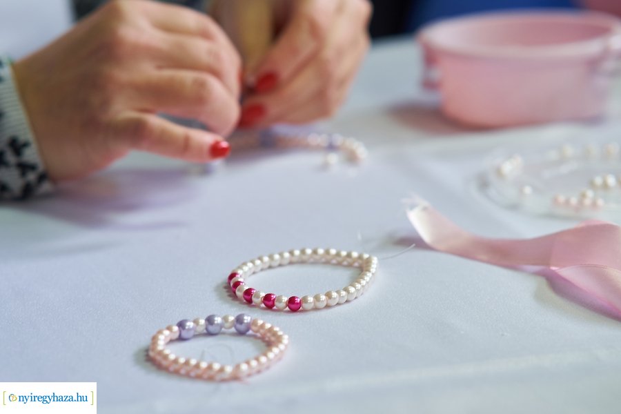 Ajándék gyöngy karkötők