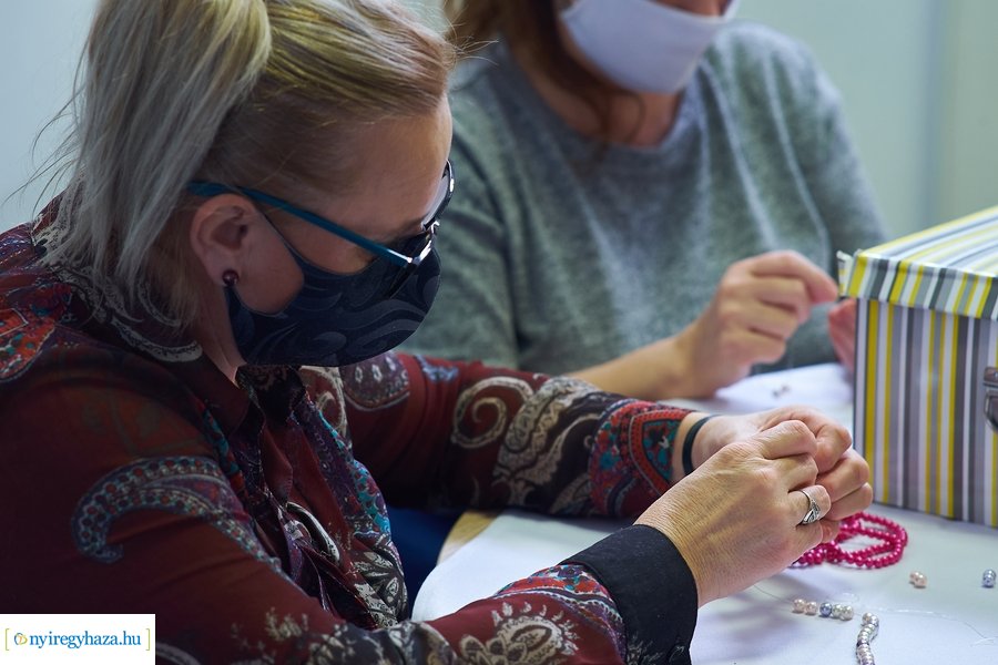 Ajándék gyöngy karkötők