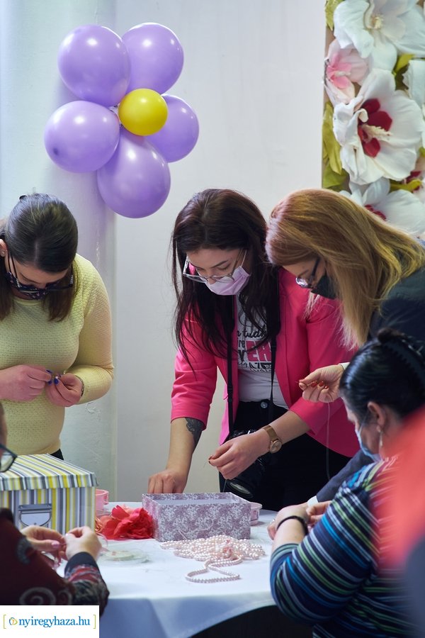 Ajándék gyöngy karkötők