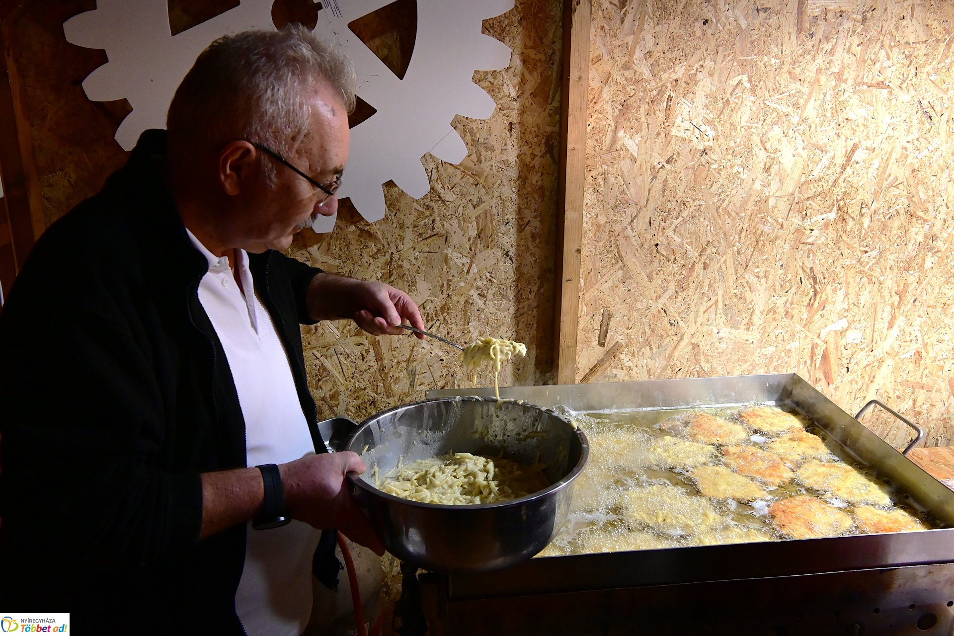 Ajándék lapcsánka osztás a Kossuth téren