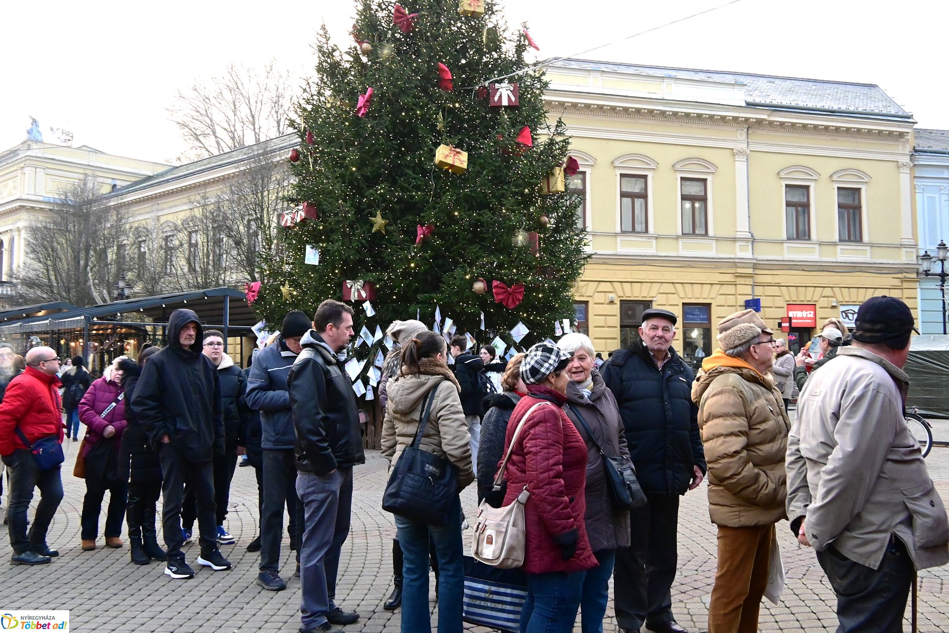 Ajándék lapcsánka osztás a Kossuth téren