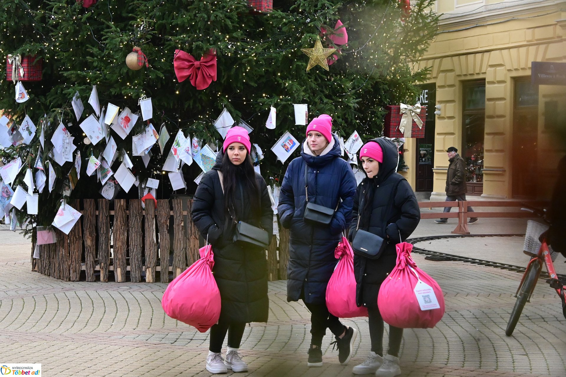 Ajándék lapcsánka osztás a Kossuth téren