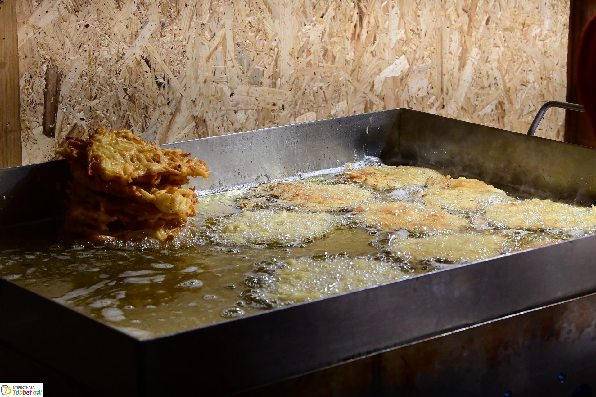 Ajándék lapcsánka osztás a Kossuth téren