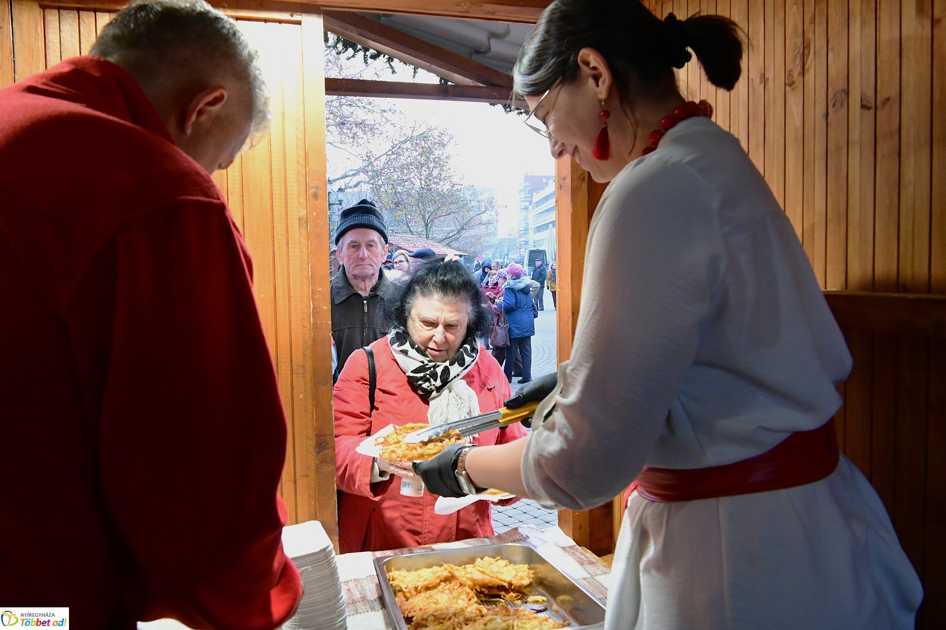 Ajándék lapcsánka osztás a Kossuth téren