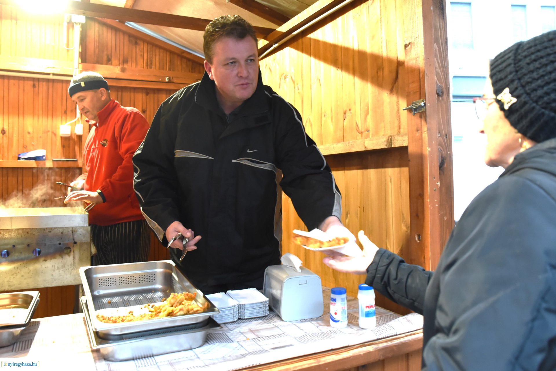 Ajándék lapcsánka várta csütörtök délután a forgatagba látogatókat