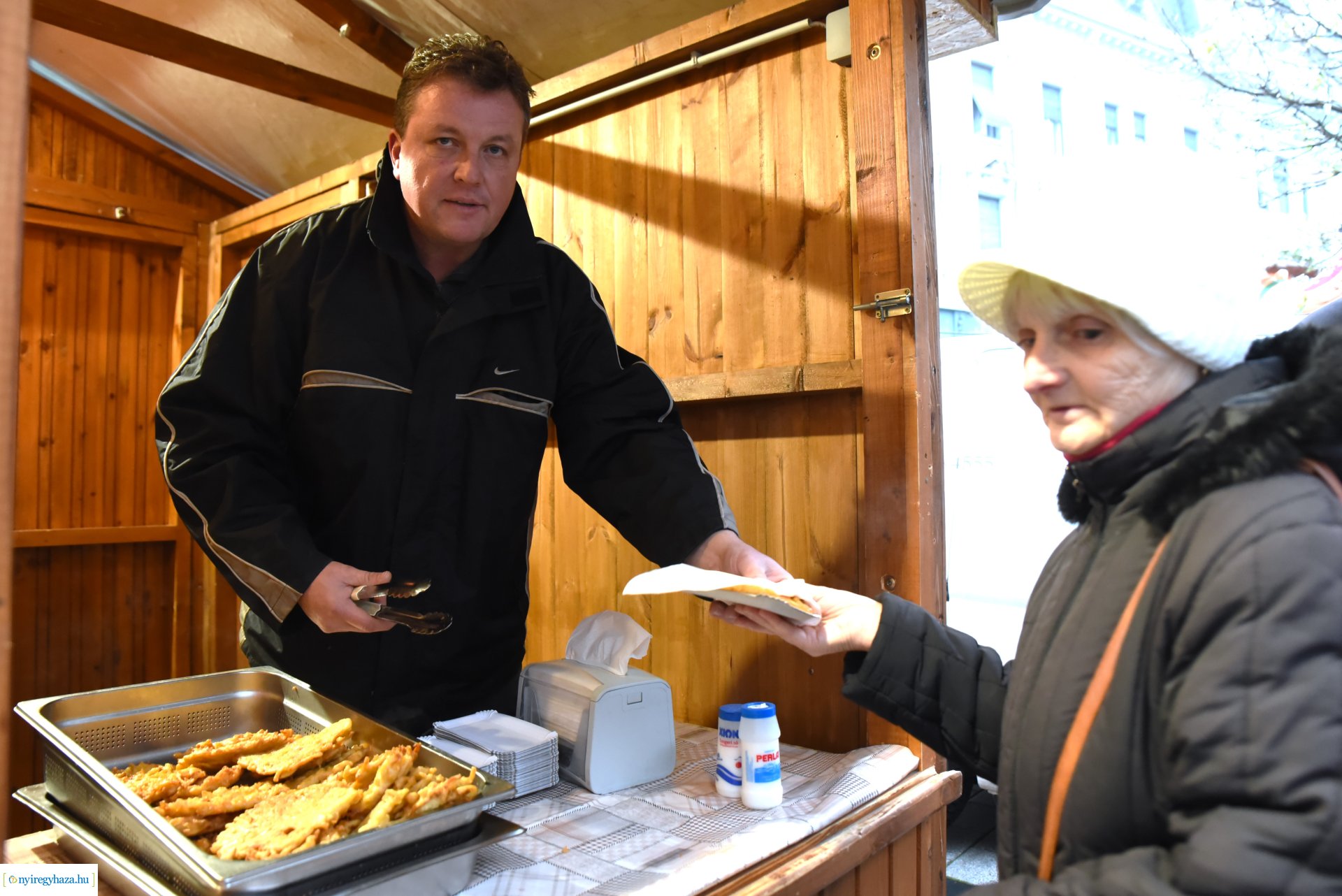 Ajándék lapcsánka várta csütörtök délután a forgatagba látogatókat