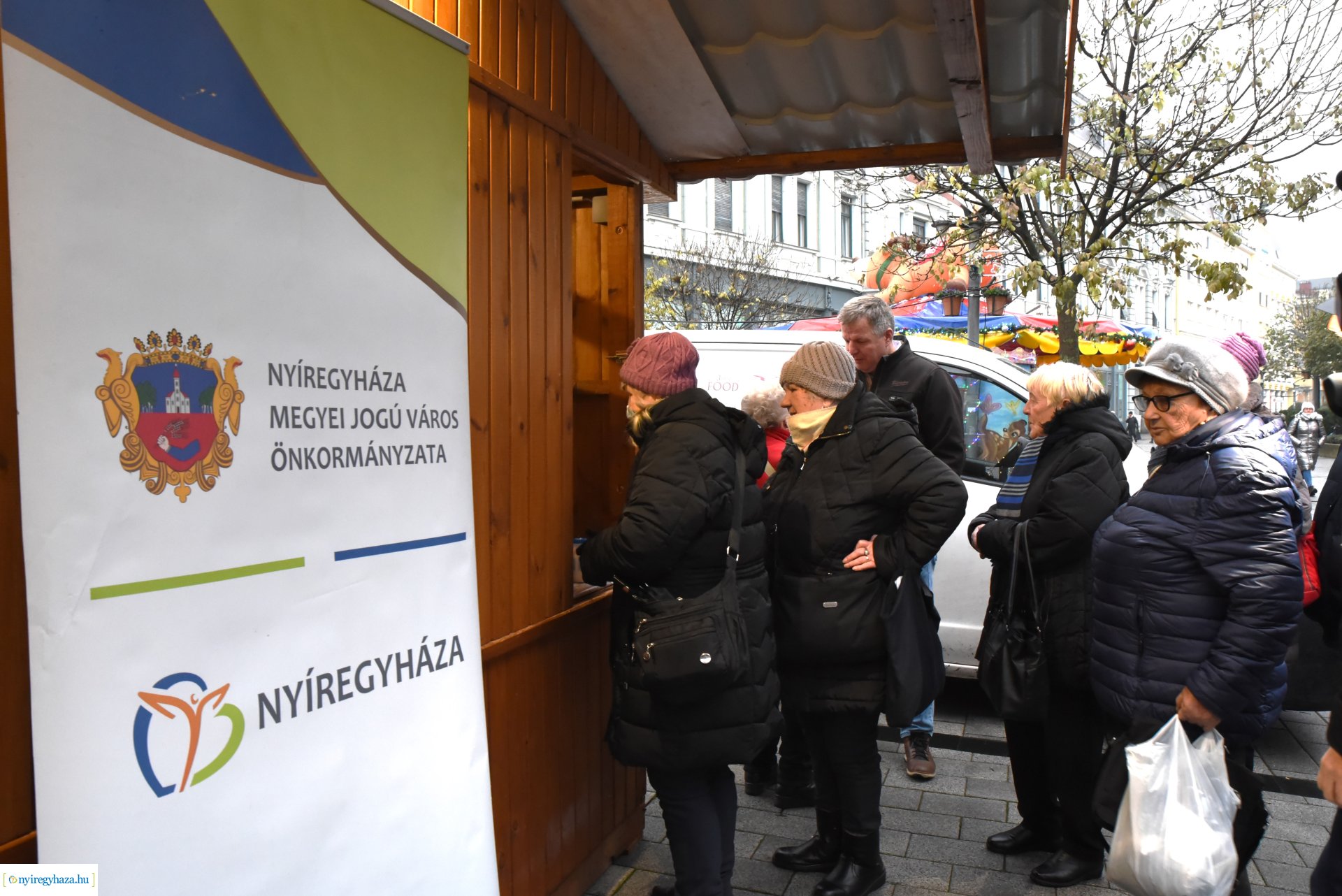 Ajándék lapcsánka várta csütörtök délután a forgatagba látogatókat