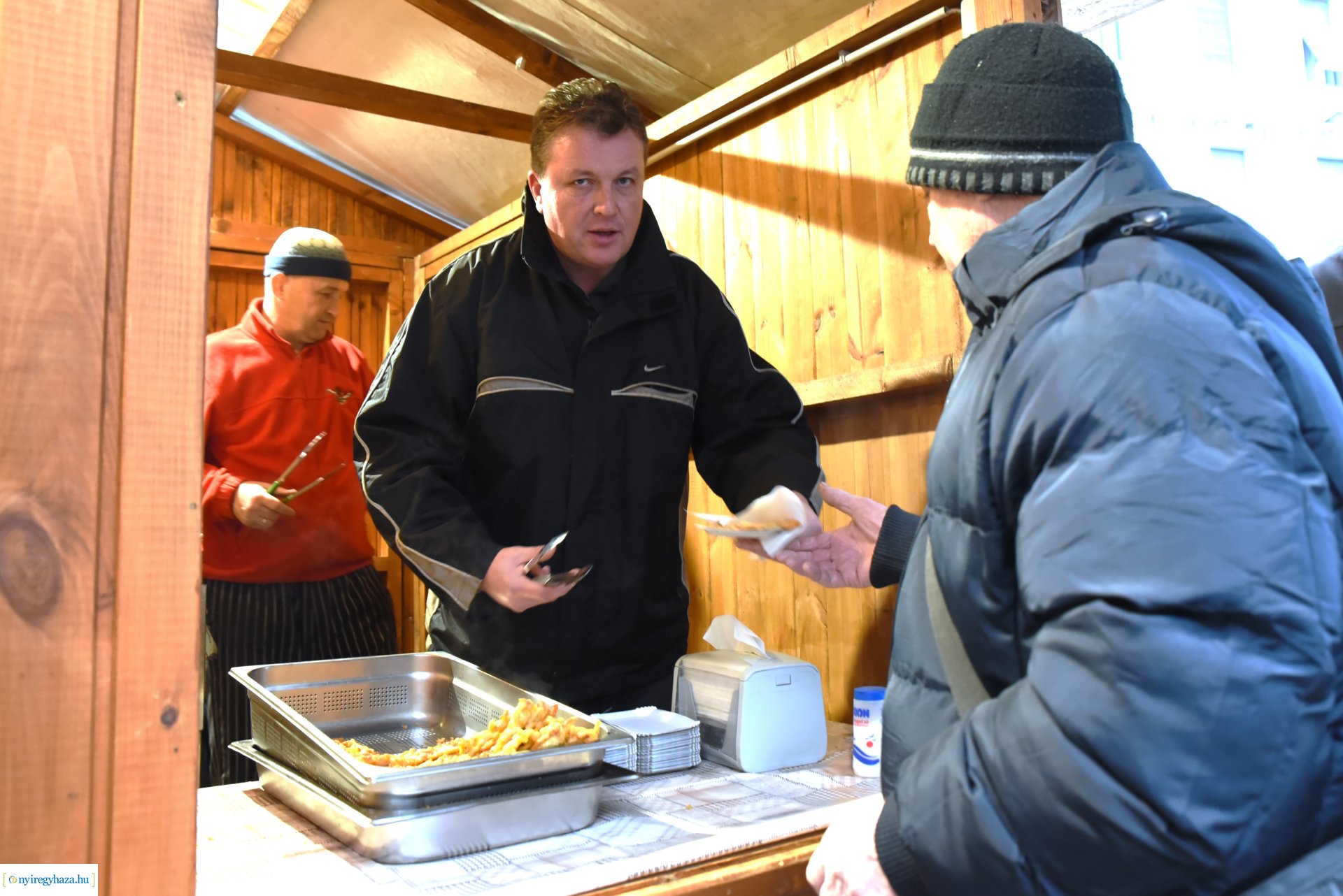 Ajándék lapcsánka várta csütörtök délután a forgatagba látogatókat