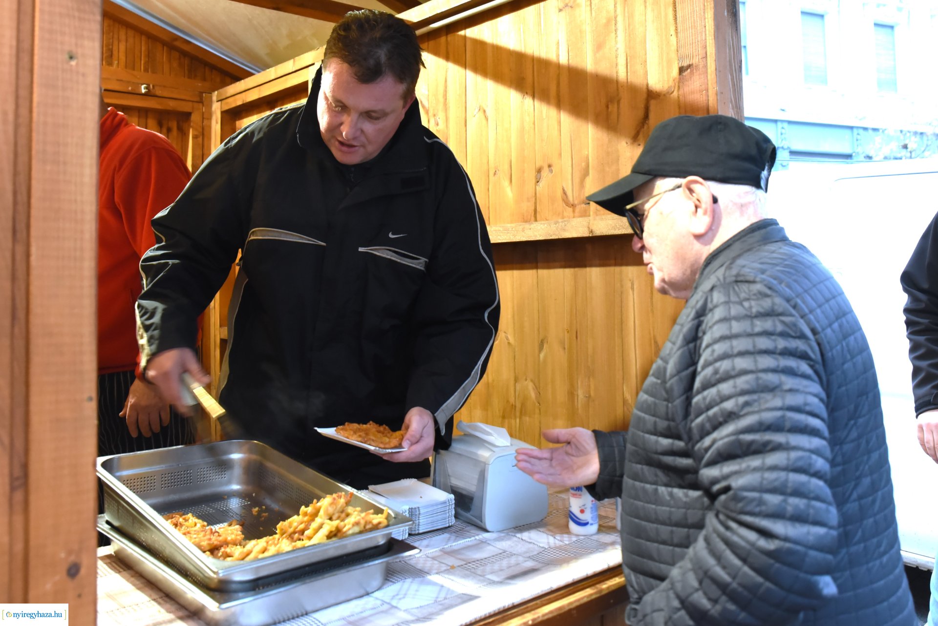 Ajándék lapcsánka várta csütörtök délután a forgatagba látogatókat
