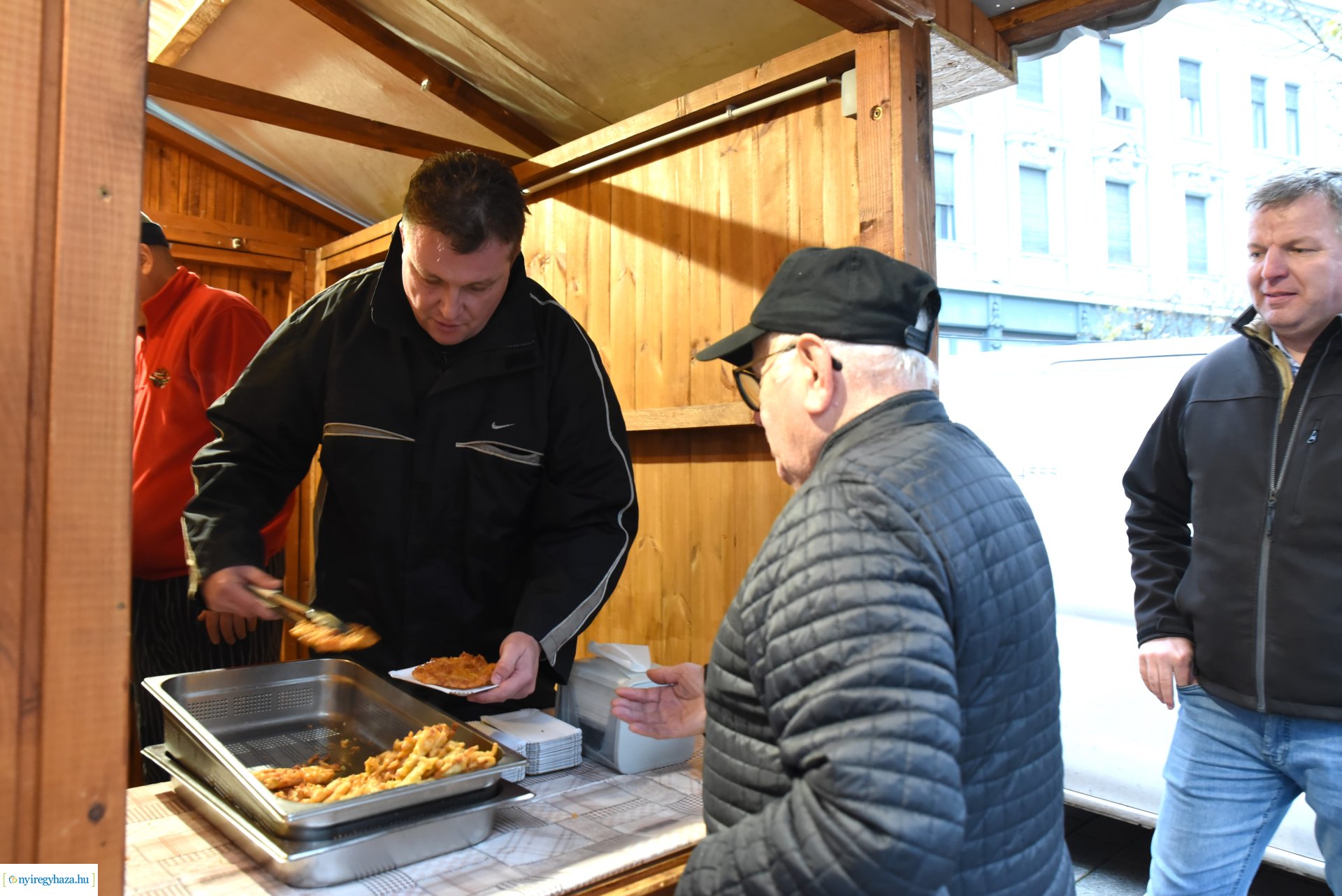 Ajándék lapcsánka várta csütörtök délután a forgatagba látogatókat
