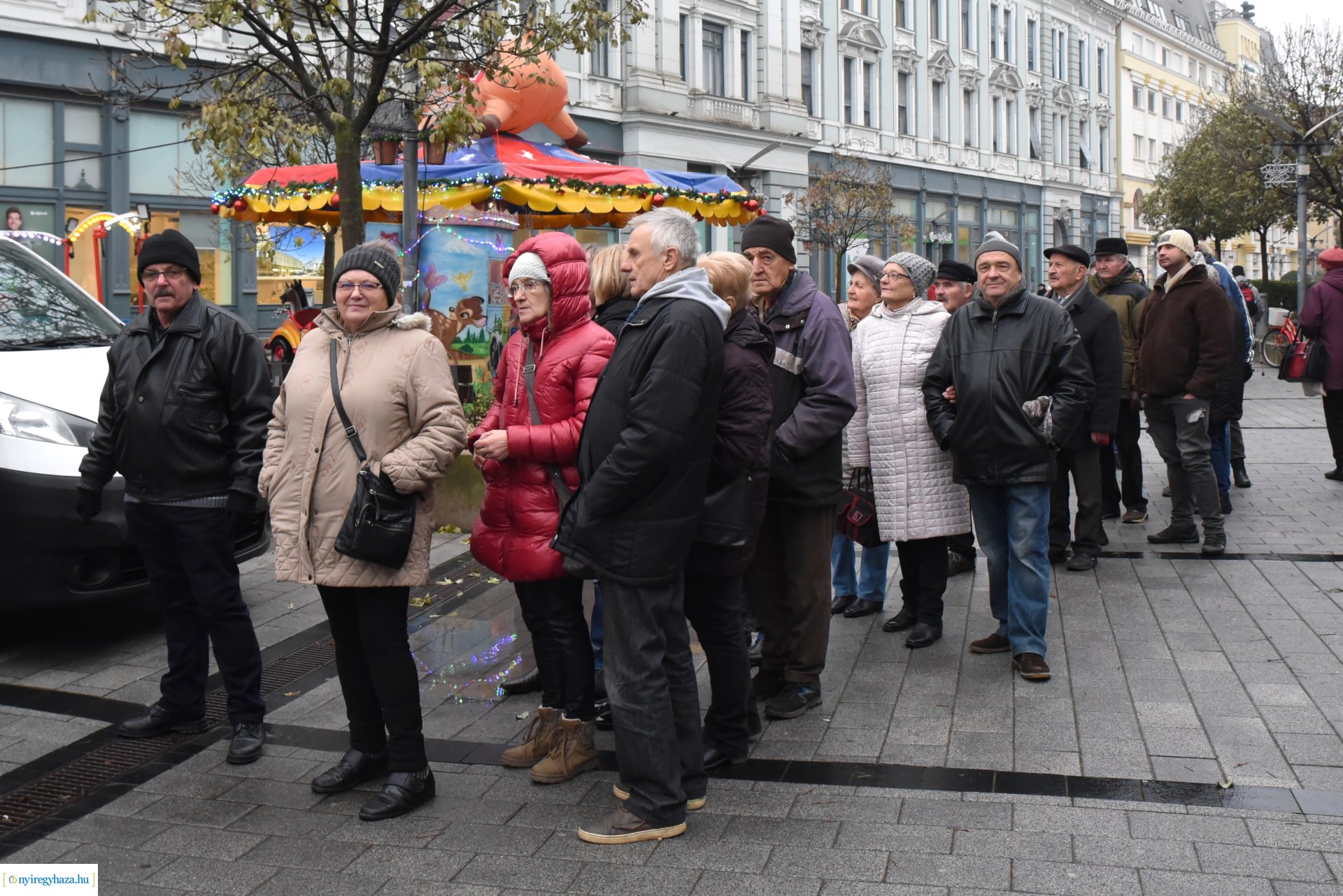 Ajándék lapcsánka várta csütörtök délután a forgatagba látogatókat