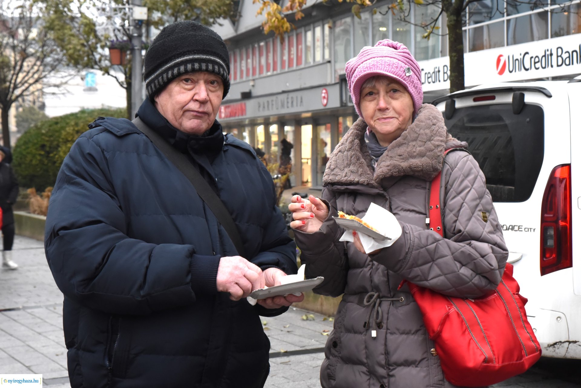 Ajándék lapcsánka várta csütörtök délután a forgatagba látogatókat