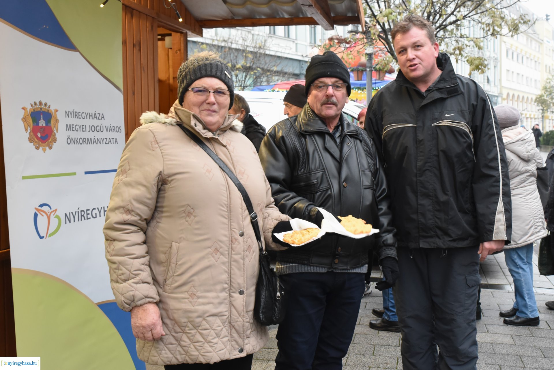Ajándék lapcsánka várta csütörtök délután a forgatagba látogatókat