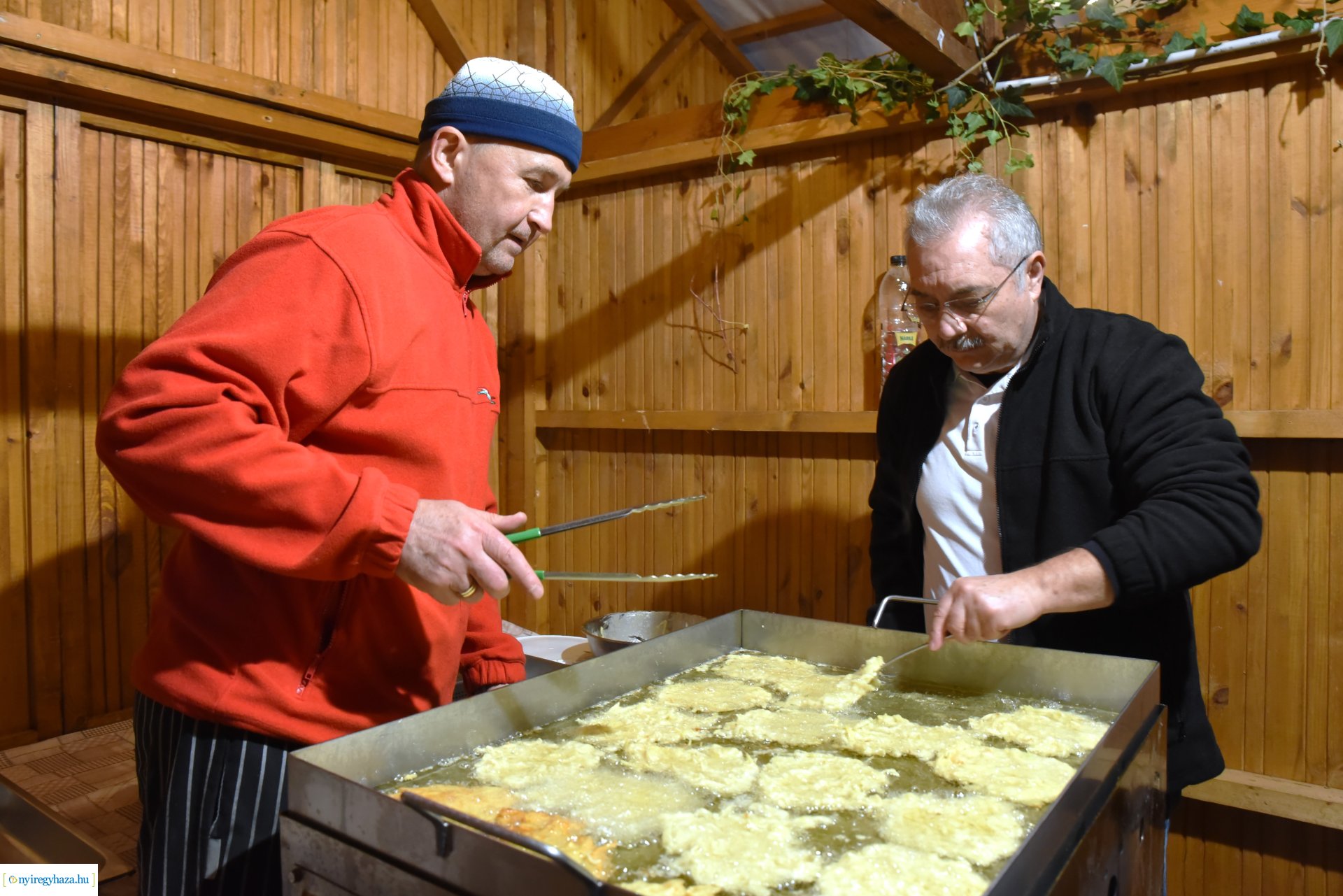 Ajándék lapcsánka várta csütörtök délután a forgatagba látogatókat