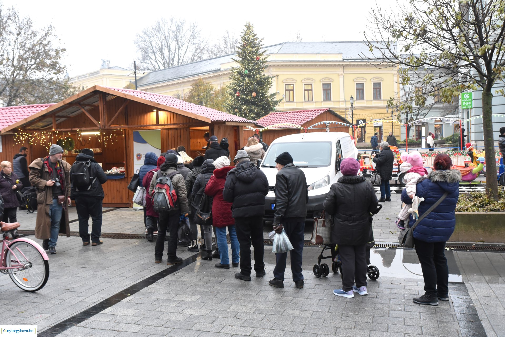 Ajándék lapcsánka várta csütörtök délután a forgatagba látogatókat