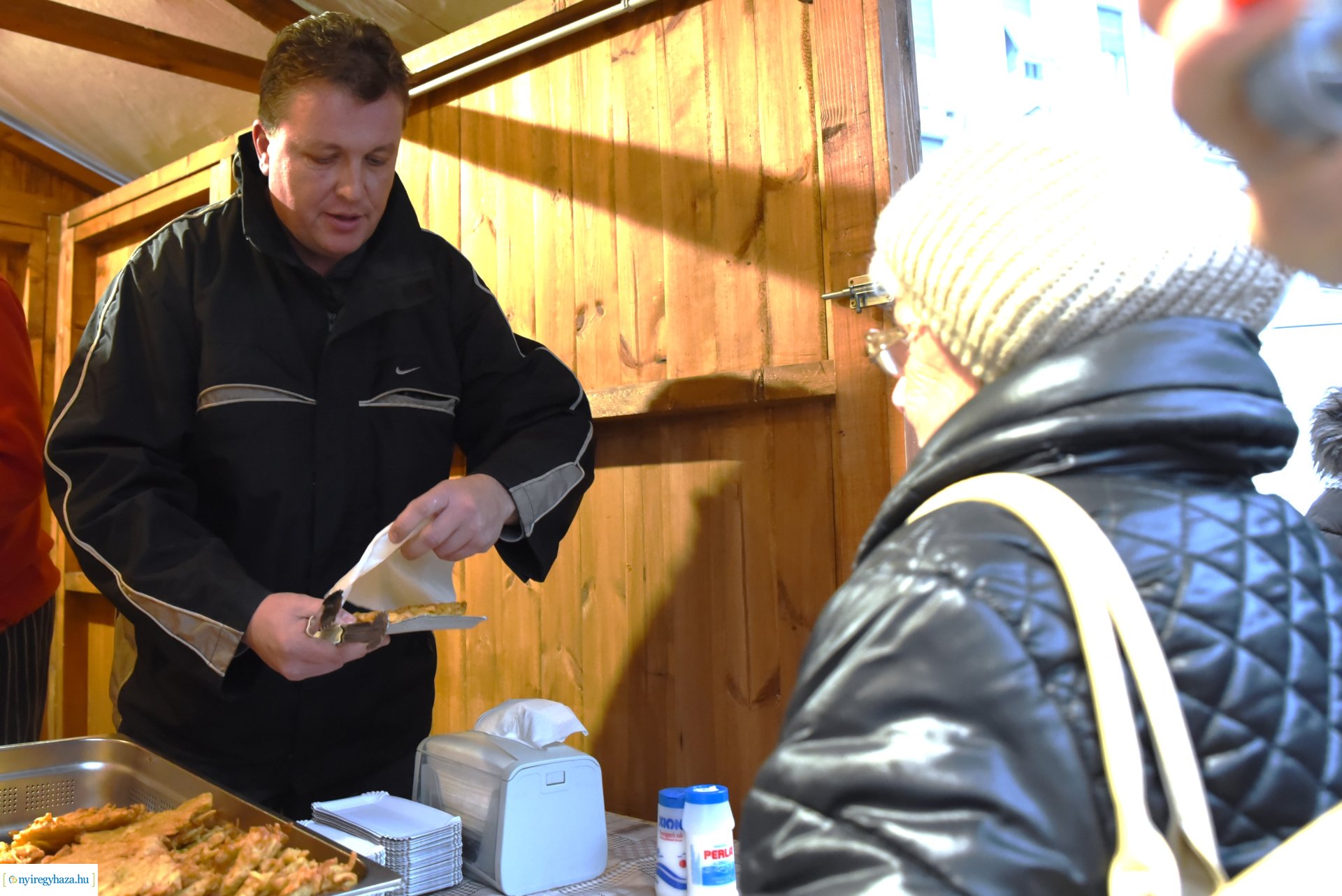 Ajándék lapcsánka várta csütörtök délután a forgatagba látogatókat