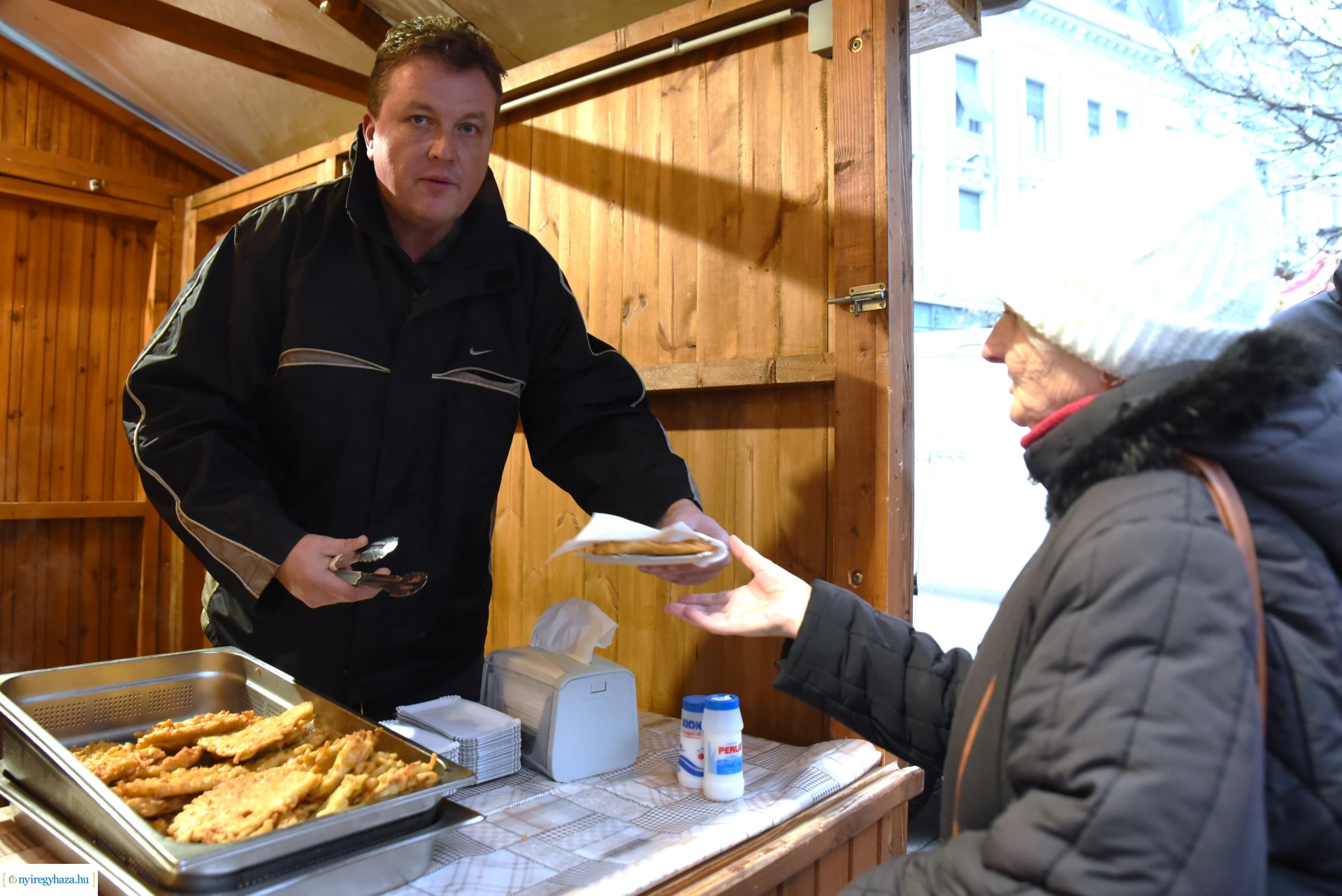 Ajándék lapcsánka várta csütörtök délután a forgatagba látogatókat