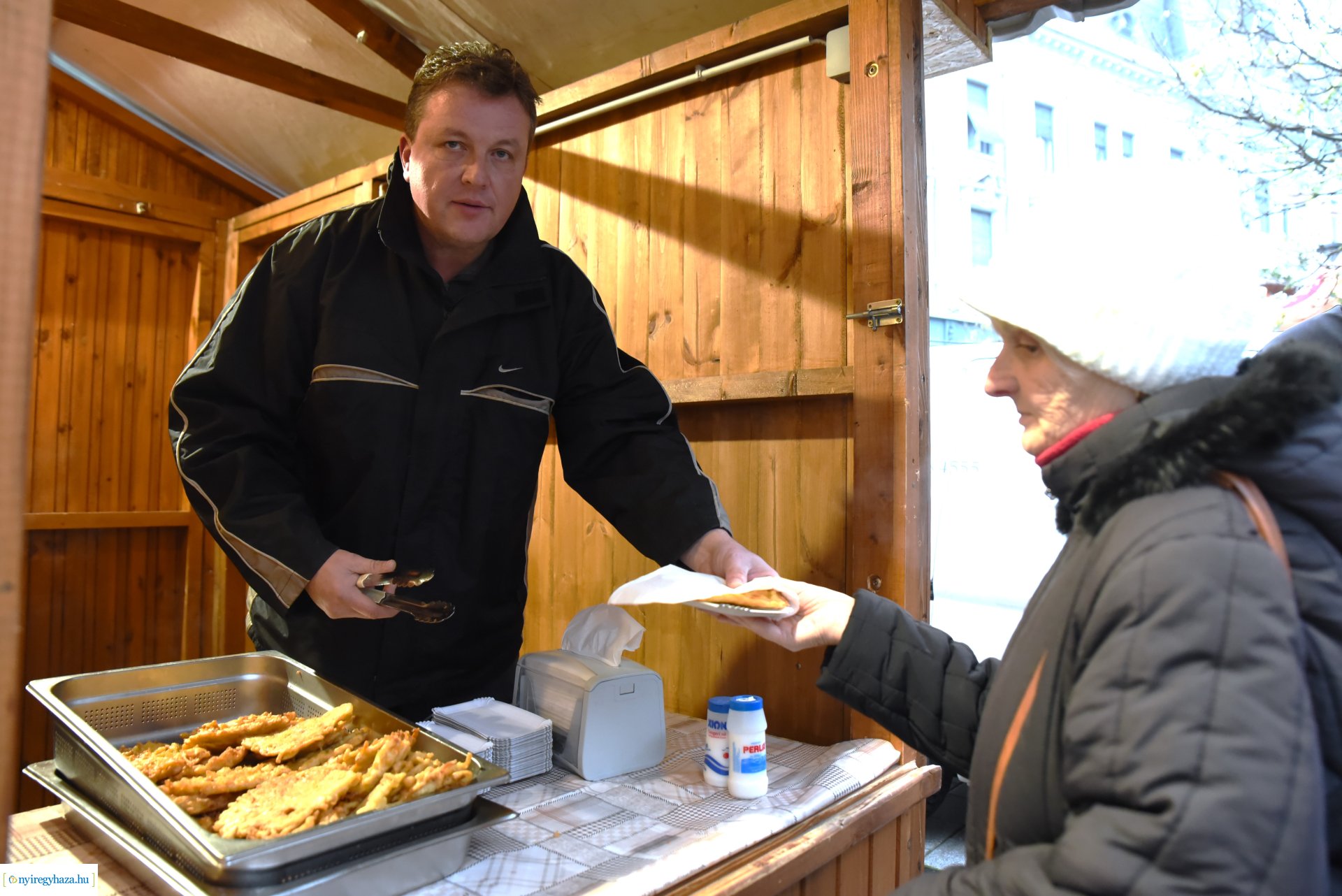 Ajándék lapcsánka várta csütörtök délután a forgatagba látogatókat