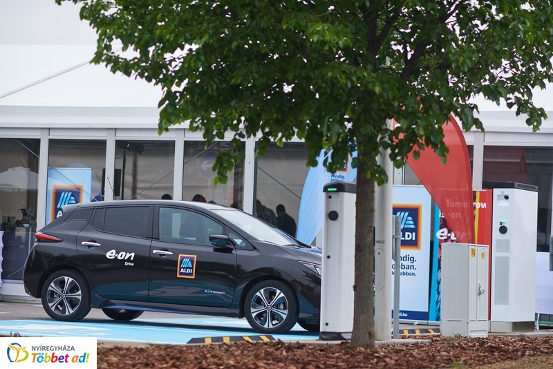ALDI-Eon töltőpont átadó