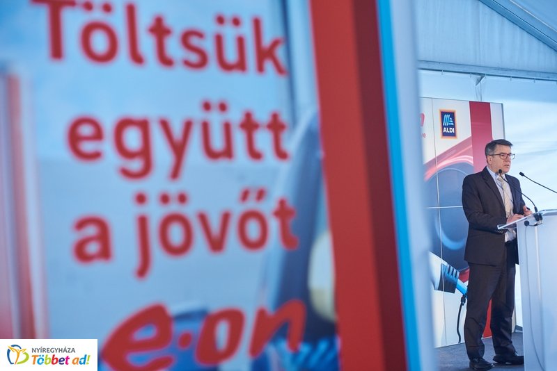 ALDI-Eon töltőpont átadó