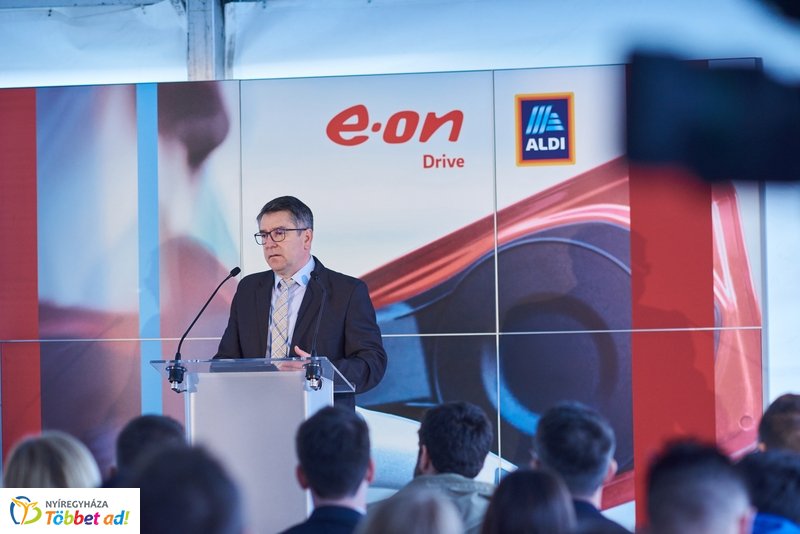 ALDI-Eon töltőpont átadó