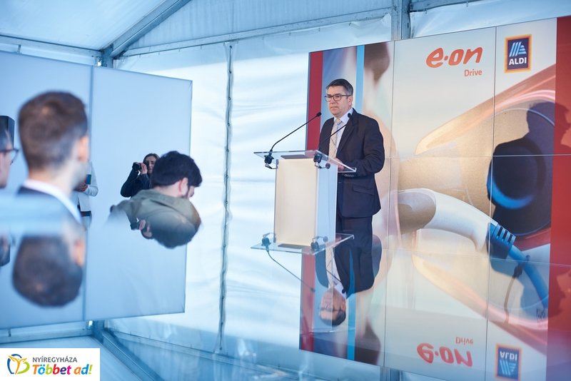 ALDI-Eon töltőpont átadó