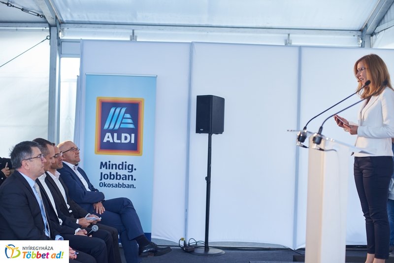 ALDI-Eon töltőpont átadó