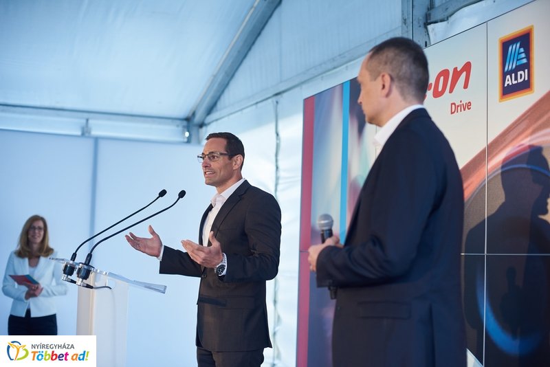 ALDI-Eon töltőpont átadó