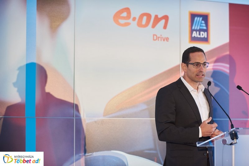 ALDI-Eon töltőpont átadó