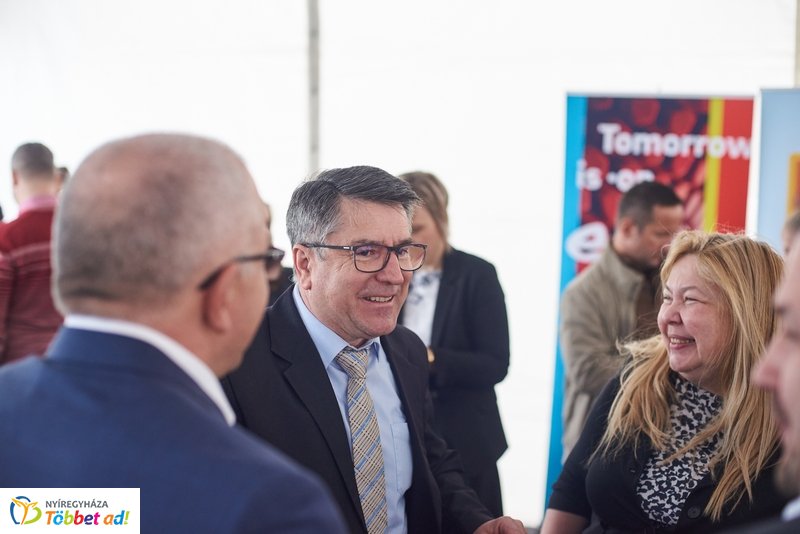 ALDI-Eon töltőpont átadó